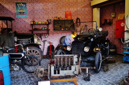 10 Easy 1:64 Diorama Ideas That Make Your Diecast Photos Pop 5 Easy 1:64 diorama ideas with Hot Wheels cars in a homemade garage scene